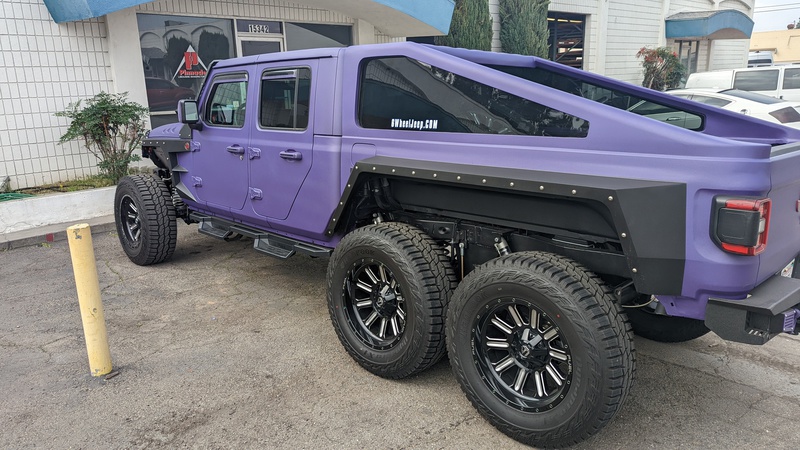 Pinnacle Limousine Manufacturing - 6 Wheel Gladiator