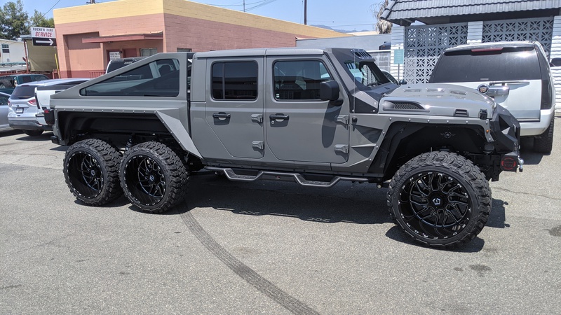 Pinnacle Limousine Manufacturing - 6 Wheel Gladiator